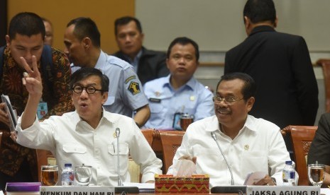 Menkumham Yasonna Laoly (kiri) dan Jaksa Agung HM Prasetyo (kanan) bersiap mengikuti rapat kerja dengan Komisi III DPR di Kompleks Parlemen, Senayan, Jakarta, Senin (16/10). 