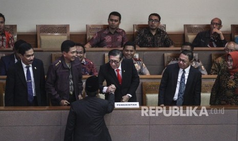 Menkumham Yasonna Laoly (tengah) berjabat tangan dengan Ketua Pansus RUU Anti-Terorisme Muhammad Syafii disaksikan Kepala BNPT Komjen Pol Suhardi Alius (kiri), Irwasum Polri Komjen Pol Putut Eko Bayuseno (kedua kiri), Jampidum Noor Rachmad (kedua kanan) dan Ketua Tim Panitia Kerja Pemerintah untuk RUU Anti-Terorisme Enny Nurbaningsih (kanan) pada Rapat Paripurna di Kompleks Parlemen Senayan, Jakarta, Jumat (25/5).