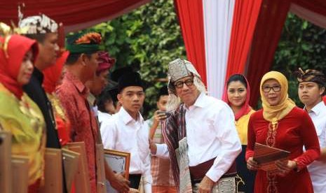 Menkumham Yasonna Laoly (tengah) didampingi Ditjen Pemasyarakatan Kementrian Hukum dan HAM Sri Puguh Budi Utami (kanan) memberikan remisi kepada narapidana yang telah memenuhi persyaratan administratif saat Upacara HUT ke-73 RI di Kemenkumham, Jakarta, Jumat (17/8). 