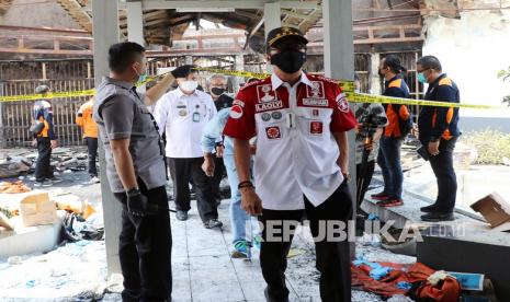 Menkumham Yasonna Laoly (tengah) meninjau Blok C 2 tempat terjadinya kebakaran di Lapas Dewasa Klas 1 A Tangerang, Tangerang, Banten, Rabu (8/9/2021). Sebanyak 41 warga binaan tewas akibat kebakaran di Blok C 2 Lapas Dewasa Klas 1 Tangerang pada pukul 01.45 WIB Rabu (8/9/2021) dini hari.