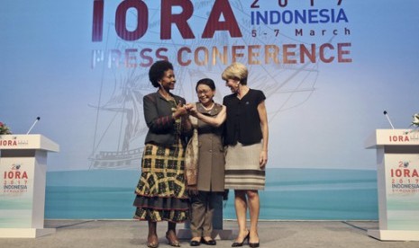 Menlu Afrika Selatan Maite Nkoana-Mashabane (kiri), Menlu RI Retno LP Marsudi (tengah) dan Menlu Australia Julie Bishop memimpin pertemuan tingkat menteri Asosiasi Negara Lingkar Samudra Hindia (IORA) di Jakarta, Senin (6/3).