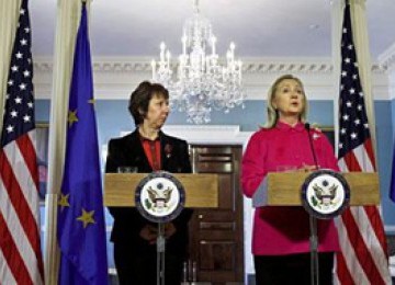 Menlu AS Hillary Clinton (kanan) dan kepala kebijakan LN Uni Eropa Catherine Ashton memberikan pernyataan soal tawaran Iran melakukan perundingan soal program nuklirnya (17/2).