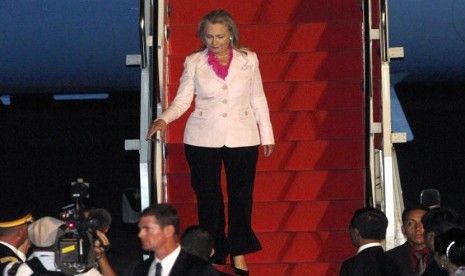  Menlu AS Hillary Rodham Clinton menuruni tangga pesawat saat tiba di Bandara Halim Perdanakusuma, Jakarta, Senin (3/9).  (Tatan Syuflana/AP)