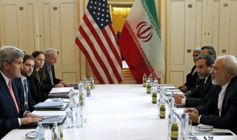 Menlu AS John Kerry berhadapan dengan Menlu Iran Mohammad Javad Zariv dalam pembahasan nuklir Iran di Wina, Sabtu (16/1).