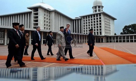 Menlu AS John Kerry (kedua kanan), Imam Besar Masjid Istiqlal Mustafa Yakub (ketiga kanan) menjelaskan arsitektur saat kunjungi Masjid Istiqlal, Jakarta, Ahad (16/2).