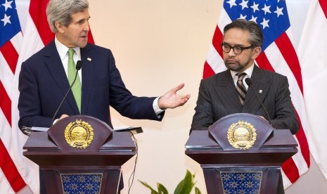  Menlu AS John Kerry (kiri) bersama Menlu RI Marty Natalegawa saat jumpa pers di Jakarta, Senin (17/2). 