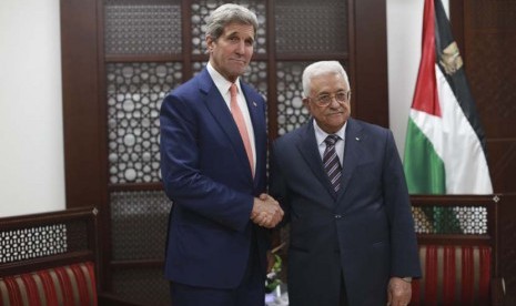 Menlu AS John Kerry (kiri), bersama Presiden Palestina Mahmoud Abbas dalam pertemuan di Tepi Barat, Ramallah, Palestina. 