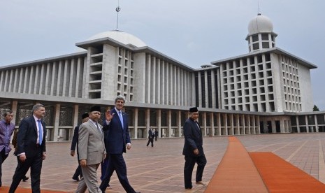 Menlu AS John Kerry (melambai) mengunjungi Masjid Istiqlal, Jakarta Pusat, ditemani Imam Besar masjid itu, KH Ali Mustafa Yakub (ke tiga kiri), Ahad (16/2).