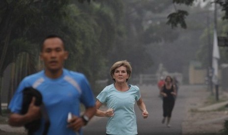 Menlu Australia Julie Bishop berlari pagi di tengah asap di Padang.