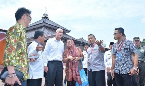 Menlu Belanda, Stef Blok saat mengunjungi kampung mantan terorisme di Lamongan, Rabu (4/7/2018).