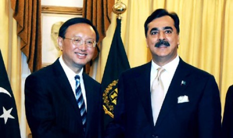 Menlu Cina Yang Jiechi (kiri) dan PM Pakistan Yousuf Raza Gilani (kanan) 