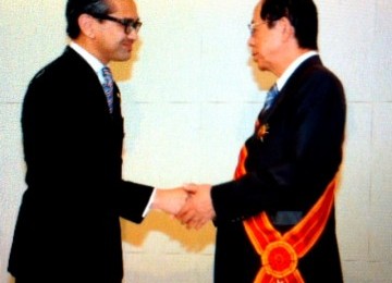 Menlu Indonesia Marty Natalegawa berjabat tangan dengan mantan PM Jepang Yasuo Fukuda, usai penyematan Bintang Mahaputra Adipradana, Kamis (10/11), di Tokyo.