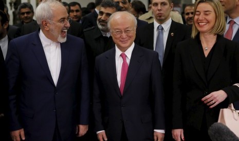  Menlu Iran M Javad Zariv (kiri), Direktur IAEA Yukiya Amano, dan perwakilan UE Federica Mogherini di kantor PBB di Wina, Austria, Sabtu waktu setempat (16/1).