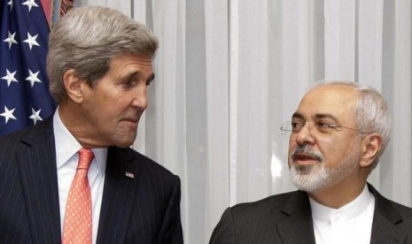 Menlu Iran Mohammad Javad Zarif bersama Menlu AS Johan Kerry.