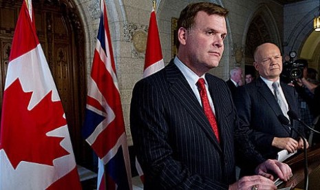 Menlu Kanada, John Baird (kiri) dan Menlu Inggris, William Hague, (kanan) saat melakukan pernyataan bersama kesepakatan berbagi kantor kedutaan besar di depan wartawan, di Ottawa pada Senin (24/9/2012)