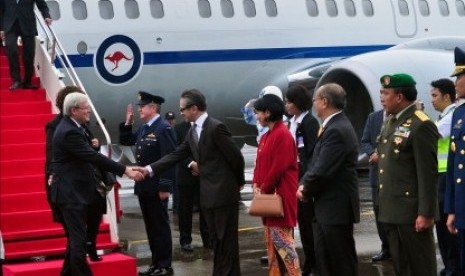 Menlu Marty M.Natalegawa (kedua kiri) menyambut kedatangan PM Australia Kevin Rudd (kiri) setibanya di Bandara Halim Perdanakusuma, Jakarta, Kamis (4/7). Kunjungan Kevin Rudd ke Indonesia dalam rangka menghadiri Pertemuan Tahunan Pemimpin Indonesia-Austral