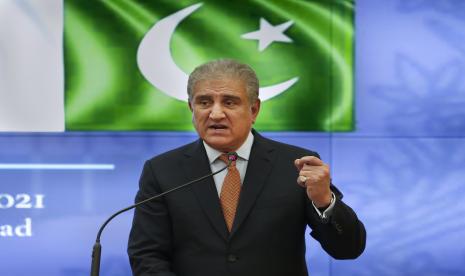 Posisi Duduk Menlu Pakistan Dikecam, Dianggap Hina Dubes Saudi. Menlu Pakistan Shah Mahmood Qureshi.