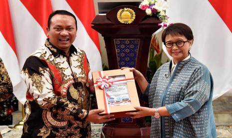 Menlu Retno Lestari Priansari Marsudi bersama anggota BPK I Nyoman Adhi Suryadnyana di kantor Kemenlu, Pejambon, Jakarta Pusat, Kamis (3/8/2023).