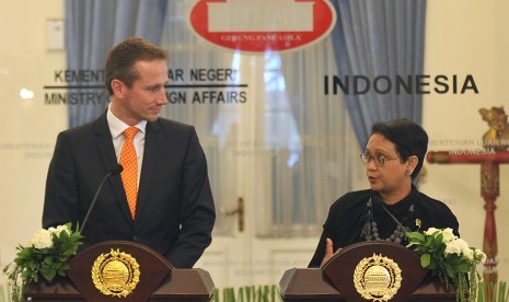 Retno L.P. Marsudi (r)