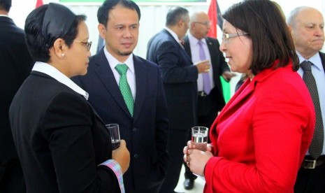 Menlu Retno LP Marsudi (kiri) berbincang dengan Konsul Kehormatan RI di Palestina Maha Abu-Shusheh (kanan) dan Ketua Komisi I DPR Mahfudz Siddiq (tengah) seusai pelantikan dan peresmian Konsul Kehormatan tersebut di Amman, Yordania, Minggu (13/3). 