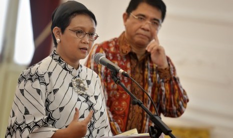 Menlu Retno LP Marsudi (kiri).