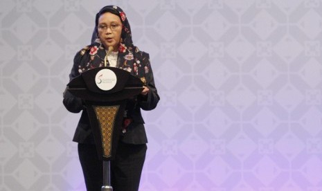 Menlu Retno LP Marsudi memaparkan hasil pertemuan Sidang Dewan Menteri Luar Negeri negara-negara OKI pada pembukaan KTT Luar Biasa ke-5 OKI di di JCC, Senayan, Jakarta, Senin (7/3).