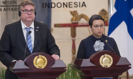 Menlu Retno Marsudi (kanan) dan Menlu Finlandia Timo Soini (kiri) memberikan keterangan pers di Gedung Pancasila, Kementerian Luar Negeri, Pejambon, Jakarta, Senin (2/11). 