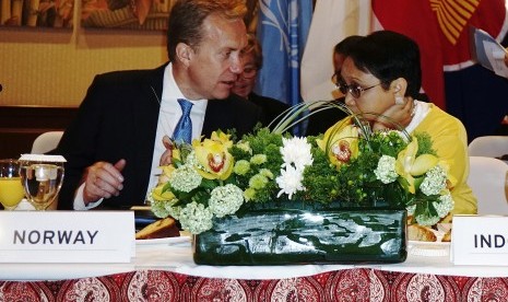 Menlu Retno Marsudi (kanan) dan Menlu Norwegia Berge Brende (kiri) memimpin pertemuan Kerja Sama Selatan-Selatan dan Triangular mengenai Bina Perdamaian yang digelar di Gedung Perutusan Tetap Republik Indonesia untuk PBB di New York, Amerika Serikat, Senin (18/9).