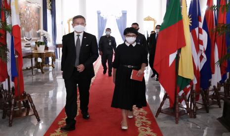 Menlu Retno Marsudi (kanan) menerima kunjungan kerja Menlu Singapura Vivian Balakrishnan (kiri) di Kantor Kemenlu, Jakarta, Kamis (25/3/2021). Pertemuan tersebut membahas hubungan bilateral kedua negara, salah satunya kerja sama dalam bidang ekonomi.