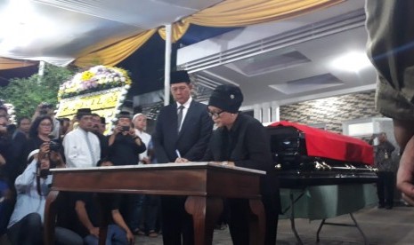 Menlu Retno Marsudi (kanan) saat menyerahkan jenazah kepada keluarga. 