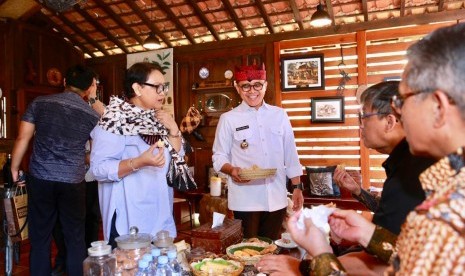 Menlu Retno Marsudi (kiri) didampingi Bupati Banyuwangi Abdullah Azwar Annas (tengah), menikmati salah satu kuliner khas Banyuwangi. 