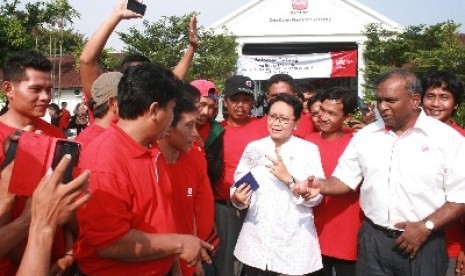 Menlu Retno Marsudi kunjungi buruh migran Indonesia di perkebunan sawit milik Sime Darby di Pulau Carey, Malaysia, Ahad (25/1). 