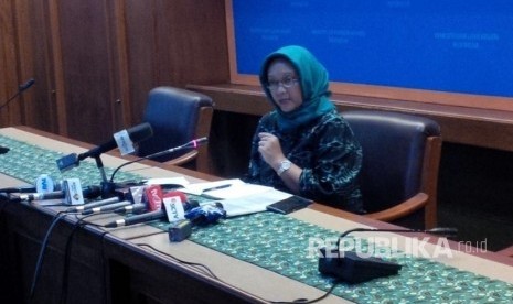 Menlu Retno Marsudi memberikan keterangan pers terkait pertemuan tokoh lintas agama bersama Raja Salman, Jumat (3/3). 