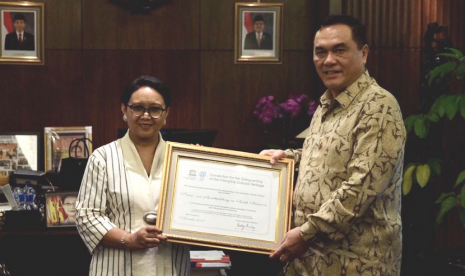 Menlu Retno Marsudi menerima sertifikat penetapan Warisan Budaya tak Benda Dunia dari Dubes RI untuk Prancis sekaligus Delegasi Tetap RI untuk UNESCO, Hotmangaradja Pandjaitan, di Gedung Kemenlu pada Selasa (13/2). 