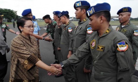 Menlu Retno Marsudi menyalami personel Tim Kemanusiaan dan Evakuasi Gempa Nepal di Lanud Halim Perdanakusuma, Jakarta, Rabu (29/4).