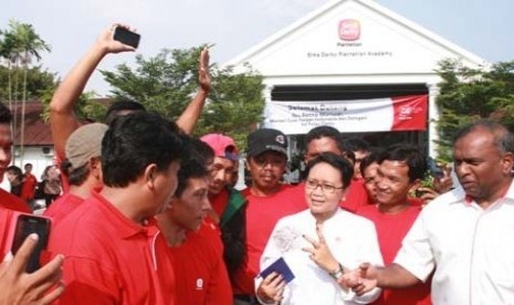 Menlu Retno saat menemui ratusan pekerja asal Indonesia di perkebunan sawit Sime Darby, Pulau Carey, Malaysia bersama Duta Besar Republik Indonesia untuk Malaysia, Herman Prayitno dan staf KBRI Kuala Lumpur,