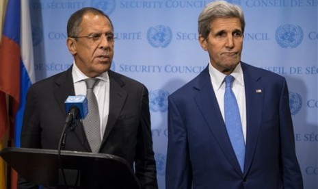 Menlu Rusia Sergey Lavrov (kiri) berbicara dalam konferensi pers bersama Menlu AS John Kerry di Markas PBB, Rabu (30/9).