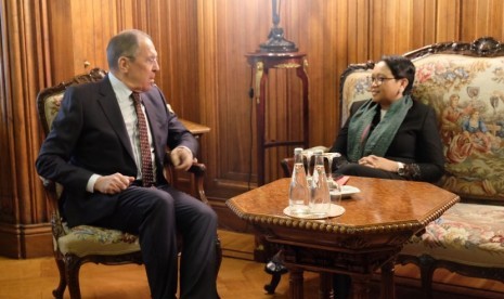 Menlu Rusia Sergey Lavrov (kiri) bertemu dengan Menlu RI Retno LP Marsudi di Moskow, Rabu (13/3).