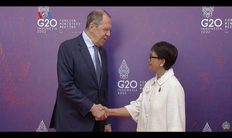 Menlu Rusia Sergey Lavrov (kiri) dan Menlu Retno (kanan).