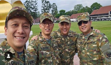 Menlu Sugiono dan tiga rekannya yang sama-sama lulusan Norwich Military University di Vermont, Amerika Serikat.