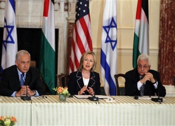 Menlu AS Hillary Clinton (tengah) bersama Presiden Palestina Mahmoud Abbas (kanan) dan Perdana Menteri Israel Benyamin Netanyahu (kiri)