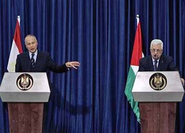 Menlu Mesir Ahmed Aboul Gheit (kiri) dan Presiden Palestina Mahmoud Abbas memberikan keterangan kepada media (Ilustrasi)