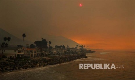 Lansekap pemukiman di pesisir California yang tertutup kabut asap kebakaran 