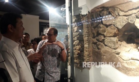 Menpan RB Asman Abnur, mengunjungi Museum Gedung Sate dan kagum dengan inovasi yang ada di museum tersebut, Selasa (23/1). 