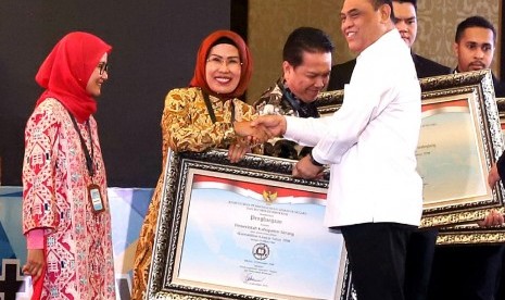 Menpan RB Syafruddin menyerahkan penghargaan Sakip Award kepada Bupati Serang, Ratu Tatu Chasanah atas prestasinya mengelola Sistem Akuntabilitas Kinerja Instansi pemerintah. 