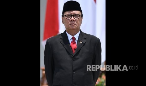 MenPAN RB Tjahjo Kumolo bersiap mengikuti foto bersama seusai pelantikan menteri Kabinet Indonesia Maju di Beranda Halaman Istana Merdeka, Jakarta, Rabu (23/10/2019).