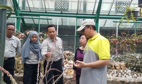 Menpan RB Yuddy Chrisnandi saat berkunjung ke Kebun Raya Cibodas, Sabtu (3/10).