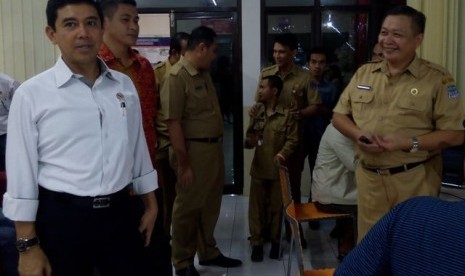 Menpan RB Yuddy Chrisnandi saat blusukan di pelayanan Pemda Sulawesi Utara, Senin (30/11)