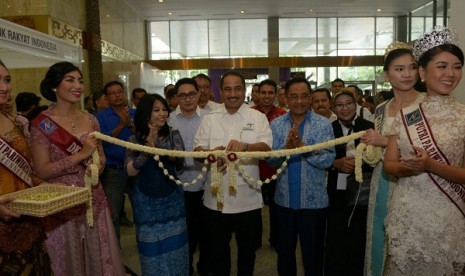 Menpar Arief Yahya saat Meresmikan Pameran Wisata Wonderful Indonesia di Jakarta Conventional Centre (JCC) Kamis (28/4). 