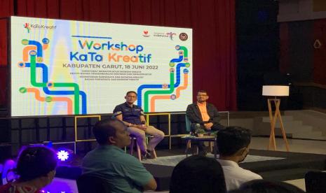 Menparekfraf Sandiaga Uno mengisi workshop di Art Center, Jalan Proklamasi, Kabupaten Garut.